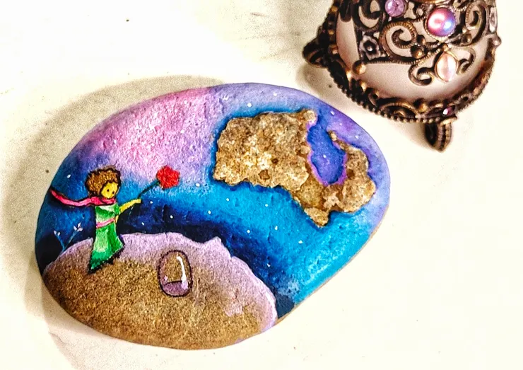 玫瑰對小王子說：「我是世界上獨一無二的。」 石頭彩繪 | 野村 祐 Yu Nomura 梵靈乾坤工作室提供