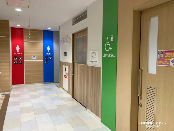 商場裡備有照護床的無障礙廁所。