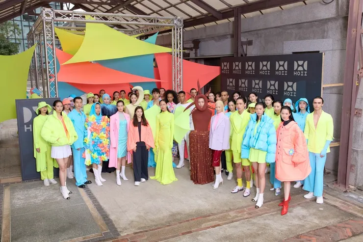 ▲HOII創辦人林少萍引領名模齊聚瓶蓋工廠 HOII以光能科技打造時尚盛典。( 圖 / HOII后益提供 )