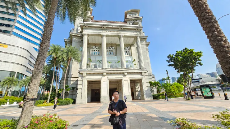 我身後就是房價足以媲美金沙酒店的新加坡浮爾頓酒店!前身是郵局!