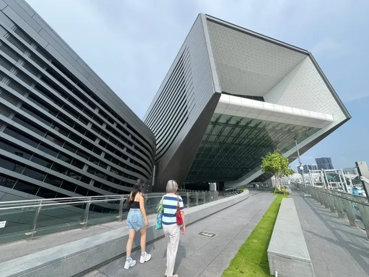 以柔和舅媽同行