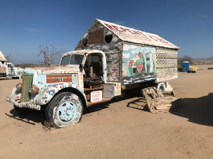 Leonard在這卡車上生活了27年，沒有自來水、電、瓦斯和數位產品等現代物質，他用苦行者的身體來記住上帝的恩澤吧。