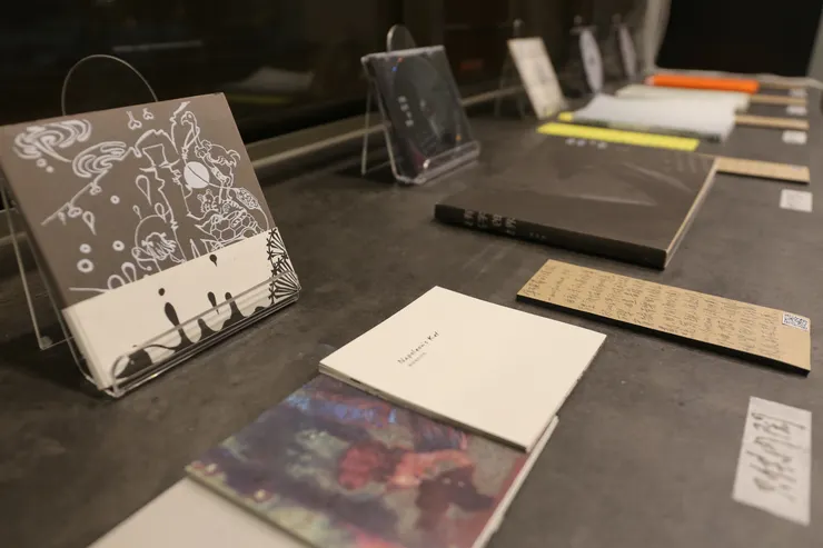 帶有文學性主題的實驗音樂專輯，提供內閱、試聽。其中，具有結合地方性與文學性的作品，是詩人吳俞萱和創作夥伴在高雄各地完成錄音的中英雙語攝影詩集《沒有名字的世界》（試聽）。