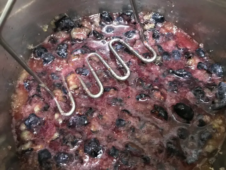 用壓泥器壓破藍莓,讓藍莓汁和二砂糖混合在一起