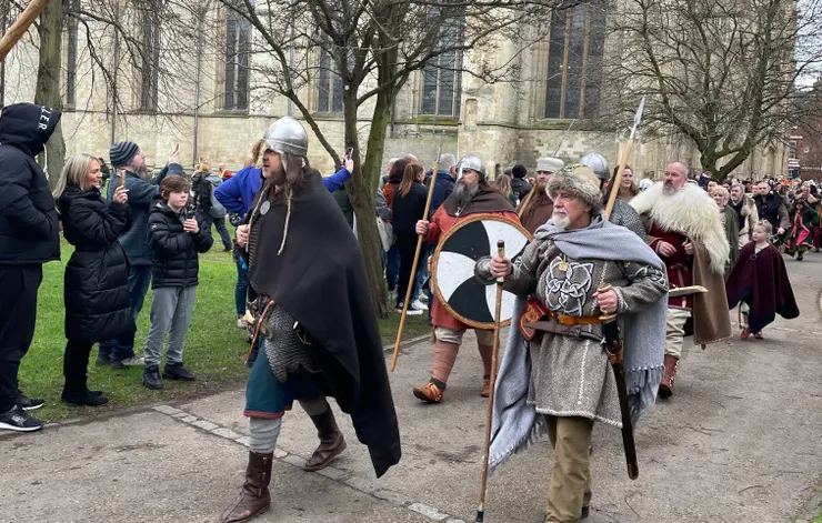 維京人節 (JORVIK Viking Festival)的遊行隊伍。