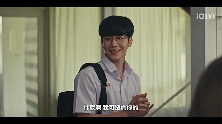 看著自己製造的混亂，Joke調皮的小表情和手勢，其實有點小女生、小惡魔的感覺。