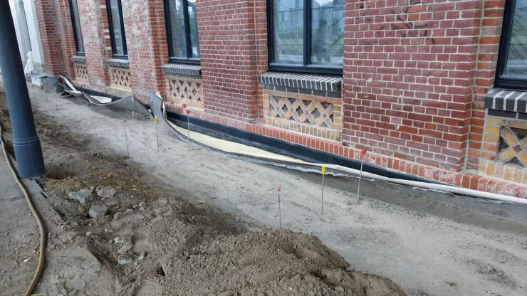 地上的標高桿，可作為定位管線、設備或結構物的位置，及確保施工面的標高正確