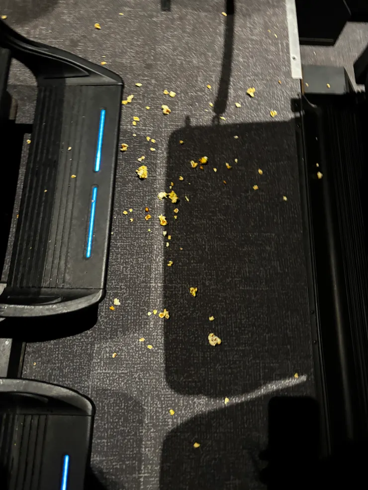 散場時爆米花的慘狀 辛苦工作人員了🥲