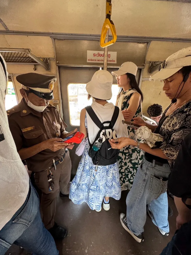 列車長是在車上收錢剪票