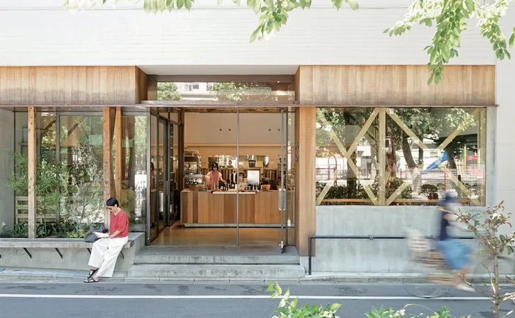 咖啡館位於東京都台東區藏前一帶，就座落在公園前方，這裡曾經倉庫與工廠林立。（圖／原點出版《日本建築師帶你—看懂世界魅力咖啡館》）