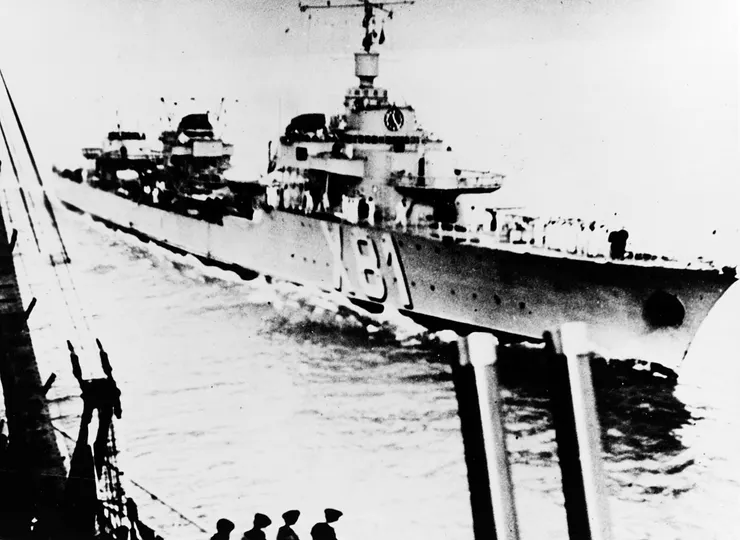 拍攝於1939年的不屈號驅逐艦