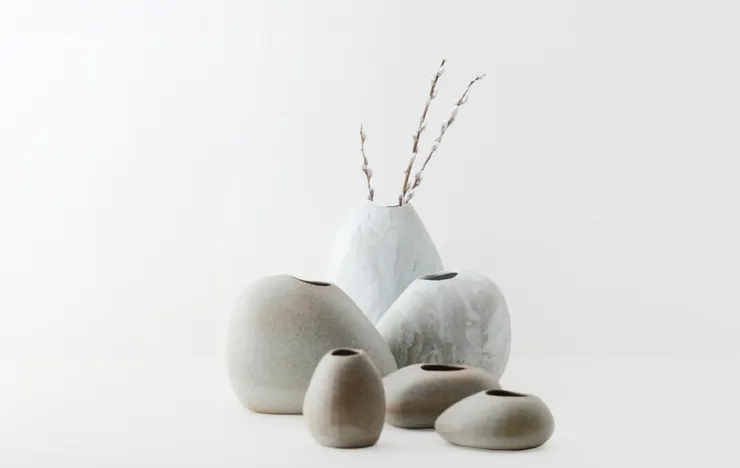 Likestone美濃燒陶瓷花瓶以大理石、石英岩和河岸小石為創作原型，展現出天然的紋理與純粹的氣息。