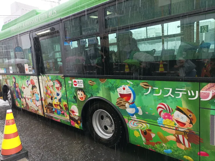 其實它不是叫「多啦A夢巴士」，是有巴士線名，但因下雨又趕上車，所以沒拍車站