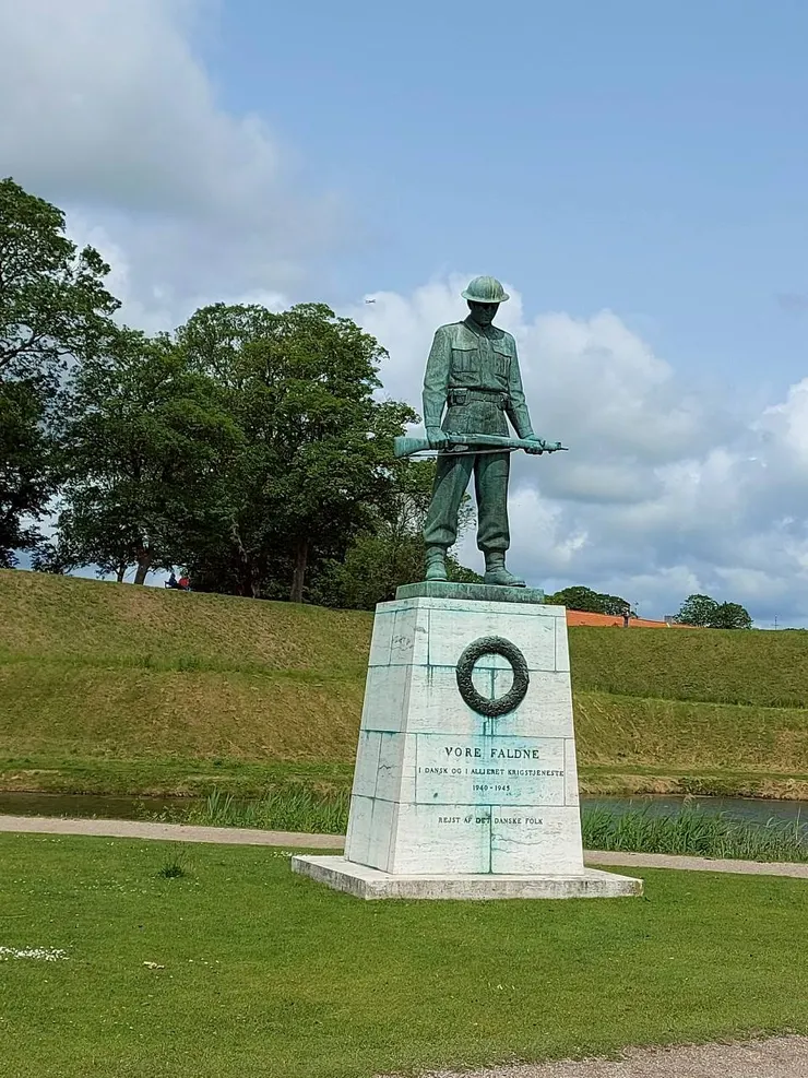 位於城堡入口處的雕像，名稱為:我們的陣亡將士