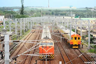 花蓮港站滿滿的電車線門架