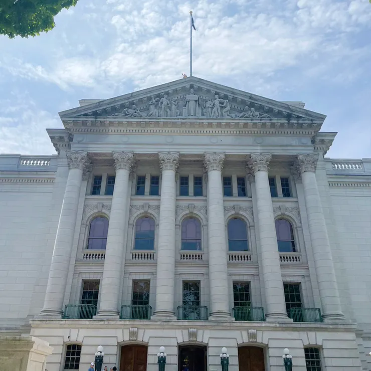 可以看到羅馬柱以及雕花