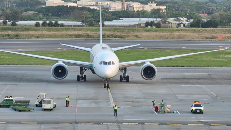 長榮航勤弟兄帥氣指揮長榮航空波音B787夢幻客機駛進外機坪!