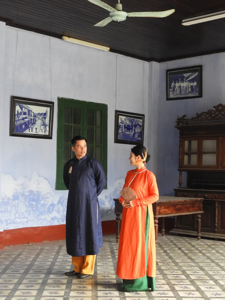 恰巧碰上穿著傳統服飾的模特兒