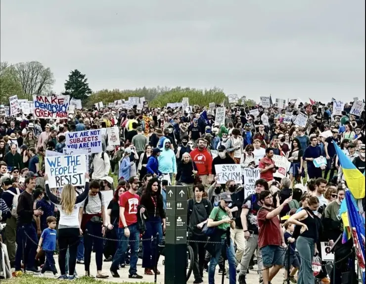 大批民眾5日齊聚美國華府國家廣場示威，抗議美國總統川普的各項政策