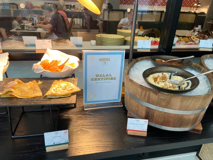 清真食品區，就攞放在餐廳入口，同其他食品分開