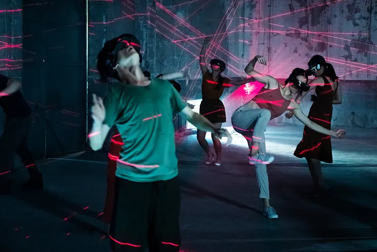 經過剪輯，同一群舞者不同時間的舞蹈，隔著畫面中的楚河漢界拼舞。（圖片來源：https://vrfilmlab.tw/movie/afterimage-for-tomorrow/）