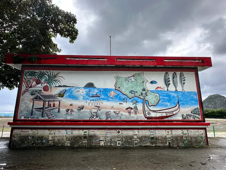 椰油國小升旗台背後的手繪牆面