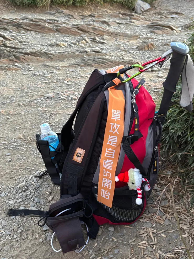 看到山友包包上掛著這個挺有趣的布條，身為社畜假不夠多的單攻狂深感認同，請問這個布條哪裡領？