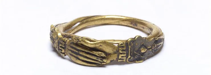 Claddagh Ring 的戒指種類源自於義大利羅馬帝國時代的 Fede Ring ( 圖片來源：The British Museum)