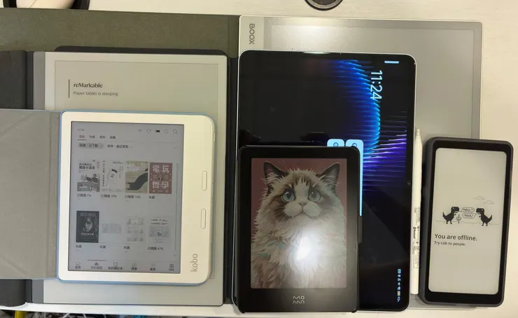 13 吋的 Boox Note Max(右後)與 11 吋的小米平板 7 Pro (中間)大小比較