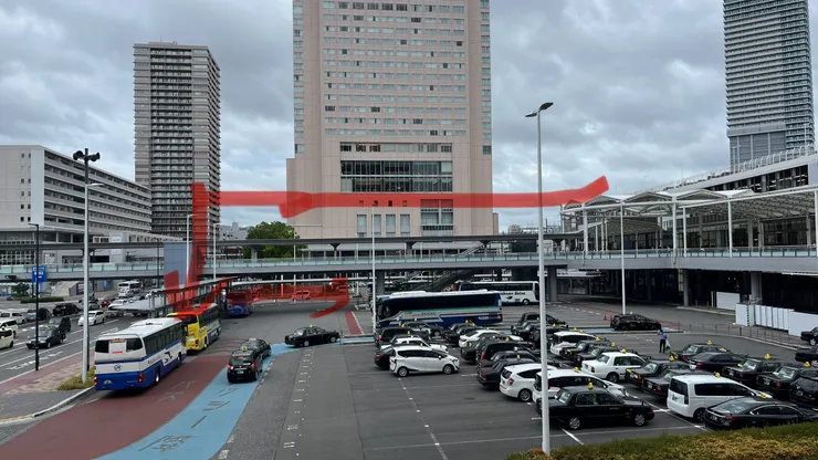 巴士站還滿明顯,應該不會迷路。