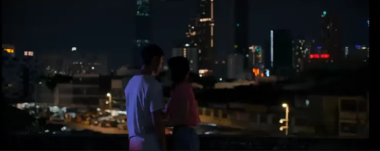 阿邦跟緬甸妹擁抱，卻依舊放她離開。（Source : YT預告片。）