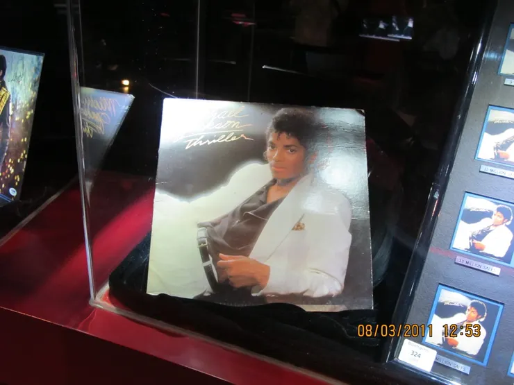 這張唱片把MJ推上一個無人可及的高度,當時的他真的很年青。