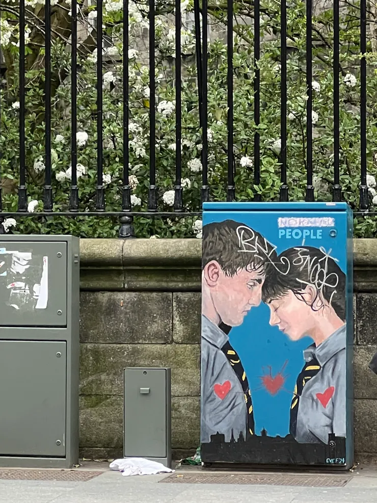 此外，Trinity College Dublin 也是暢銷書與影集 Normal People (正常人) 的故事背景與拍攝場地。 (Joy 攝於  College Green)