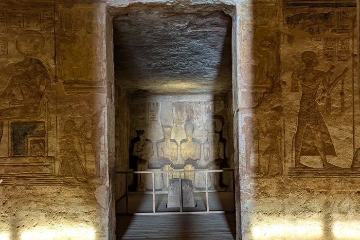 大神廟聖殿裡的四尊雕像,拍攝於2025年10月上旬,雖非為會發生「光之神蹟」的10月下旬,但當時的陽光也已經可以照進聖殿了。攝於2025年。