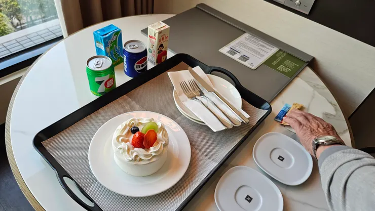 我們把冰箱的飲料全都拿出來!