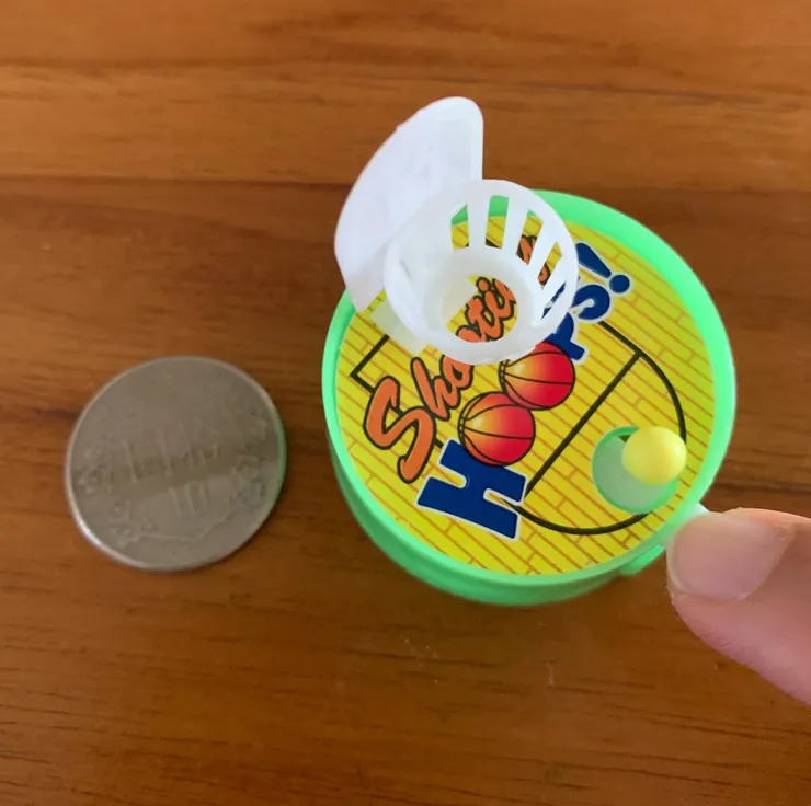 掌上型投籃機。老師送兒子的小禮物。