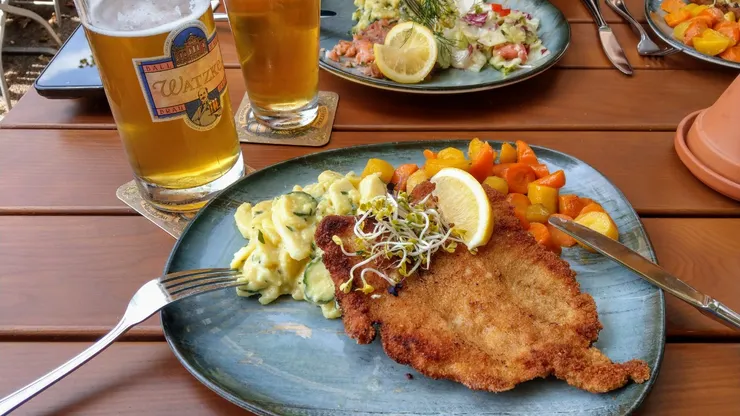 炸豬排佐馬鈴薯沙拉佐黃蘿蔔與紅蘿蔔佐自釀啤酒。 最懷念的德國味,吃起來像以前家母在家煎的豬排,皮薄多汁