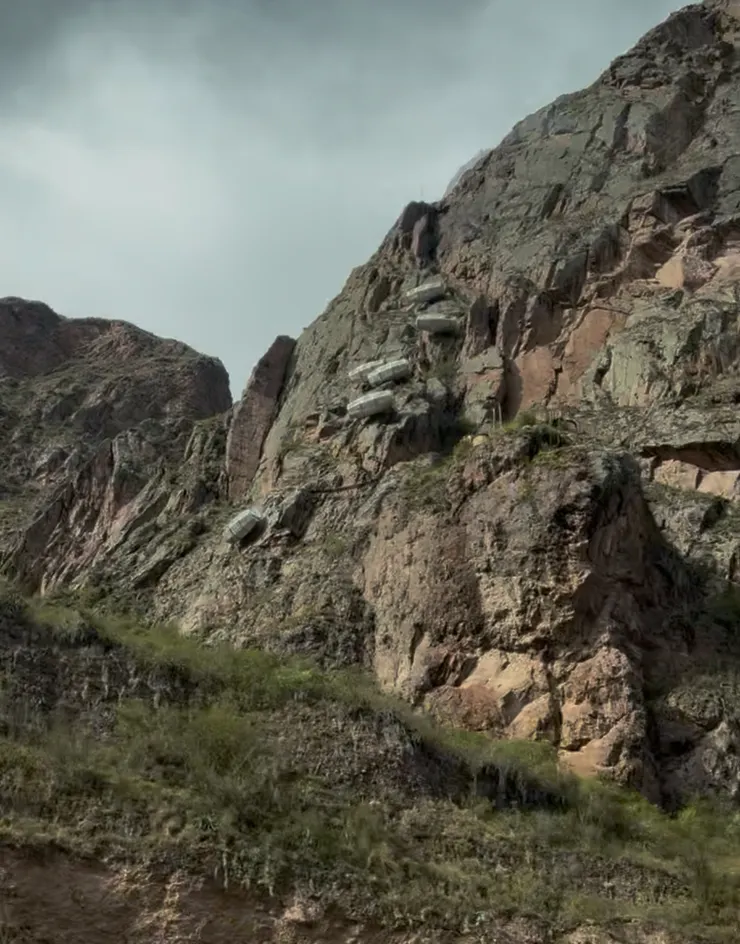 這次在車上，更近距離看到懸崖飯店🥶
