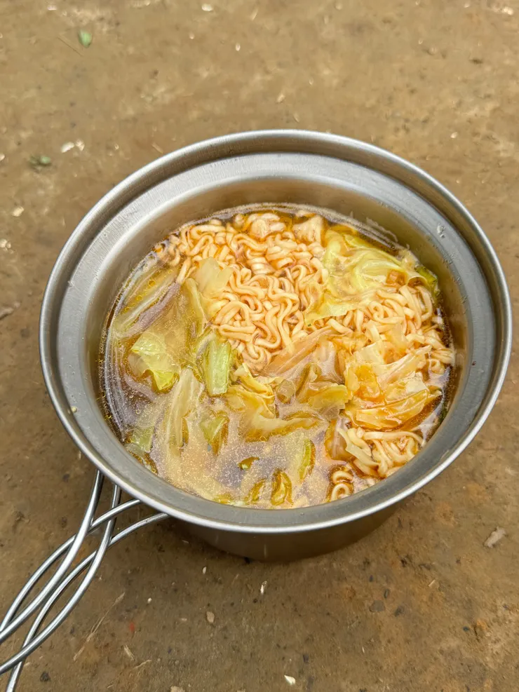 煮碗熱騰騰的泡麵吃完再下山!😋