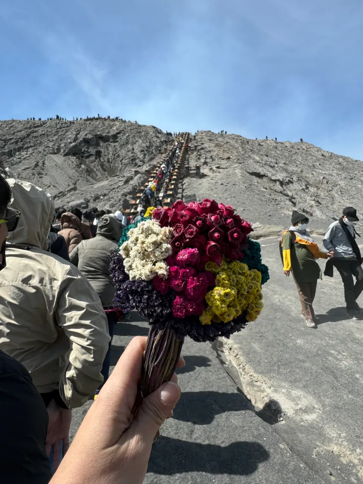 花束往火山口內投擲，聽說可以向火山神許願。剛好排隊這段時間，可以讓我思考許什麼願望XD