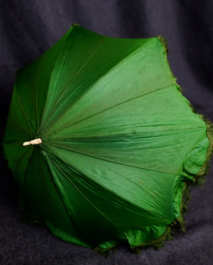 用有毒的巴黎綠作為布面的傘,圖片來源:X/衣服標本家:長谷川