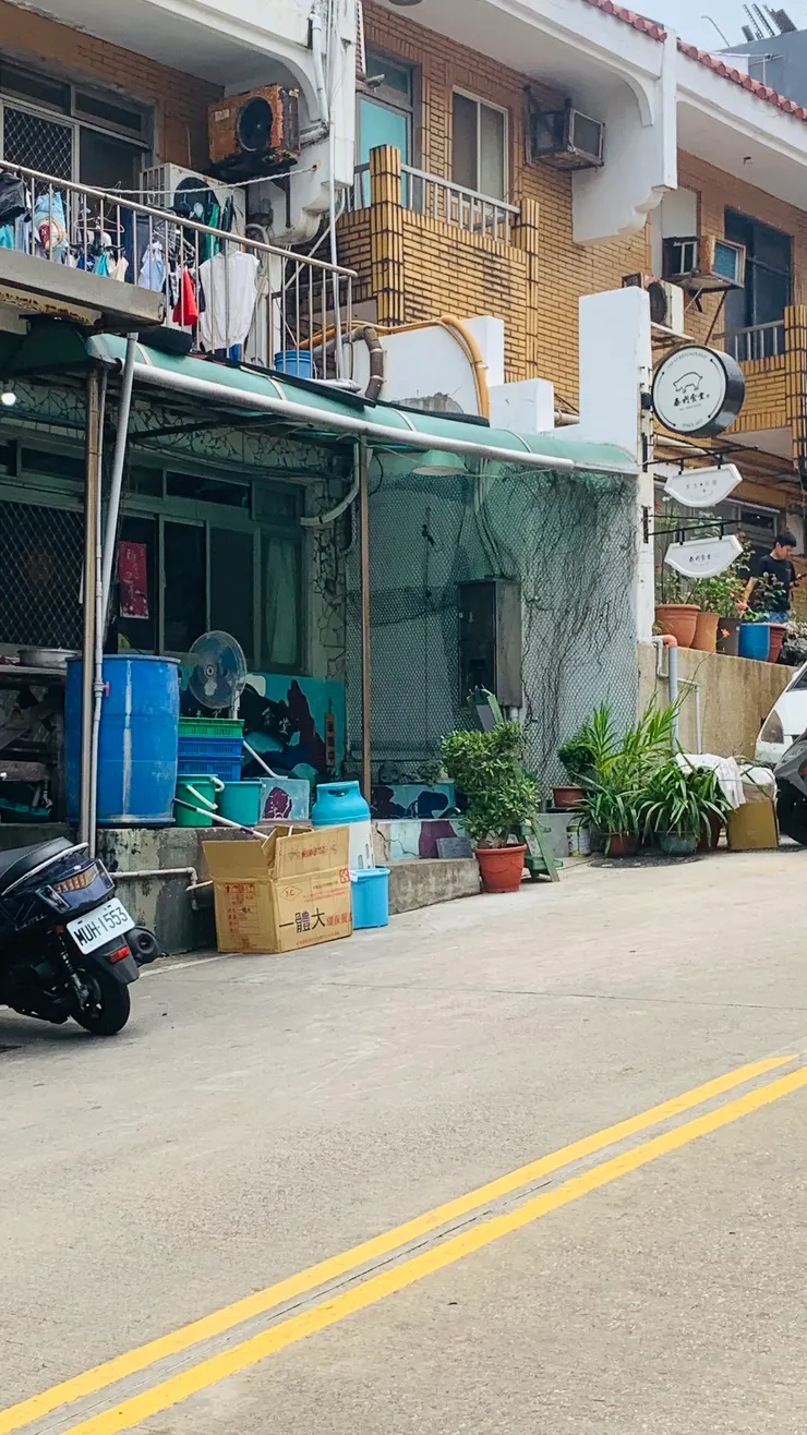 圓圓的招牌應該很難錯過啦。