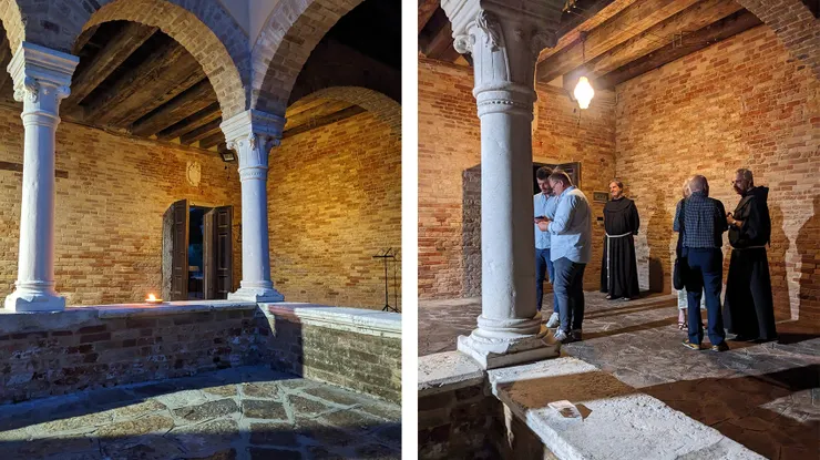 表演者待在果園迴廊準備，以這道古老門口作為虎度門／真修士，不是戲服。有觀眾向修士查詢這地方