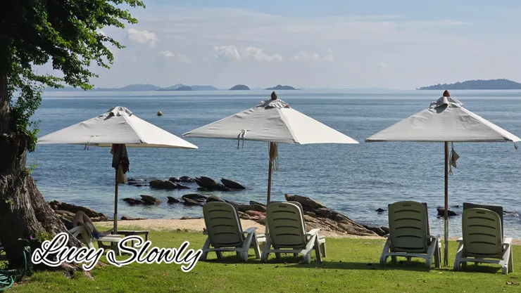 海景躺椅與海灘