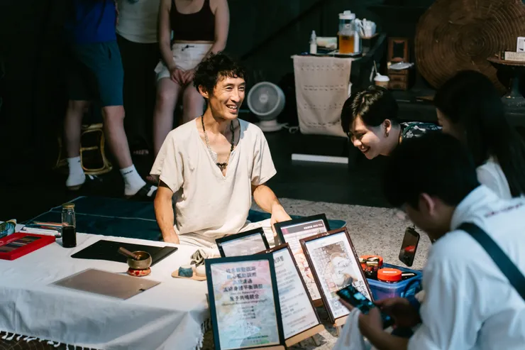 市集現場的交流總是充滿驚喜。在輕鬆的氛圍中，陪伴來到面前的朋友找回那份「原本就擁有的安心感」。