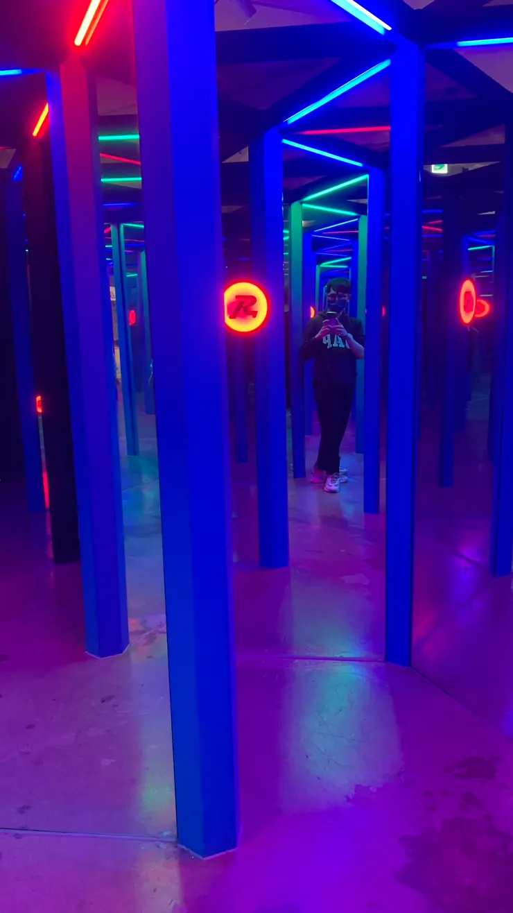 有R的地方感應手環,就會變成藍色的。