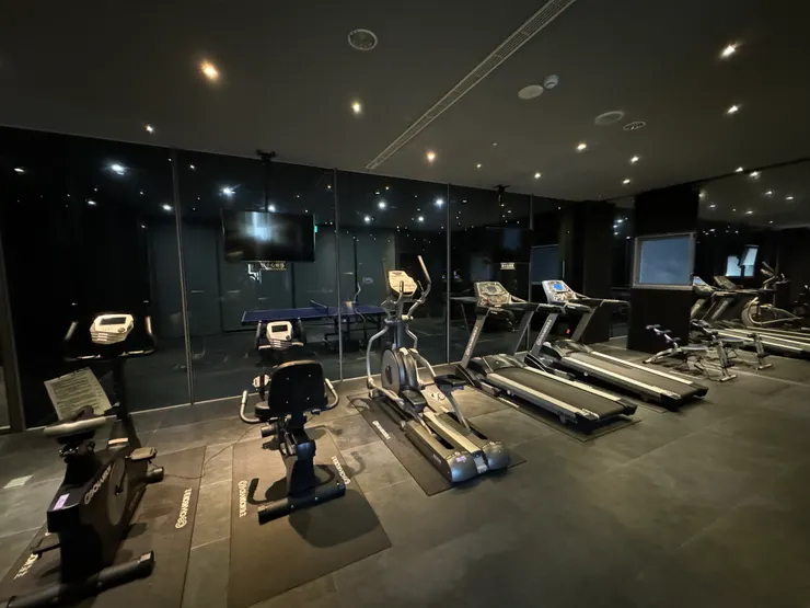 清晨是運動的好時間,可惜沒帶鞋