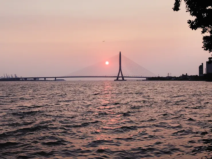 新的淡江大橋的夕陽