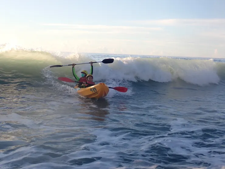 就像衝浪斜跑一樣，斜游就可以