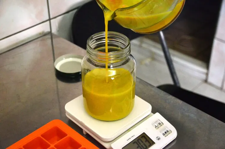 香檬原汁有些裝成罐，有些製成冰塊